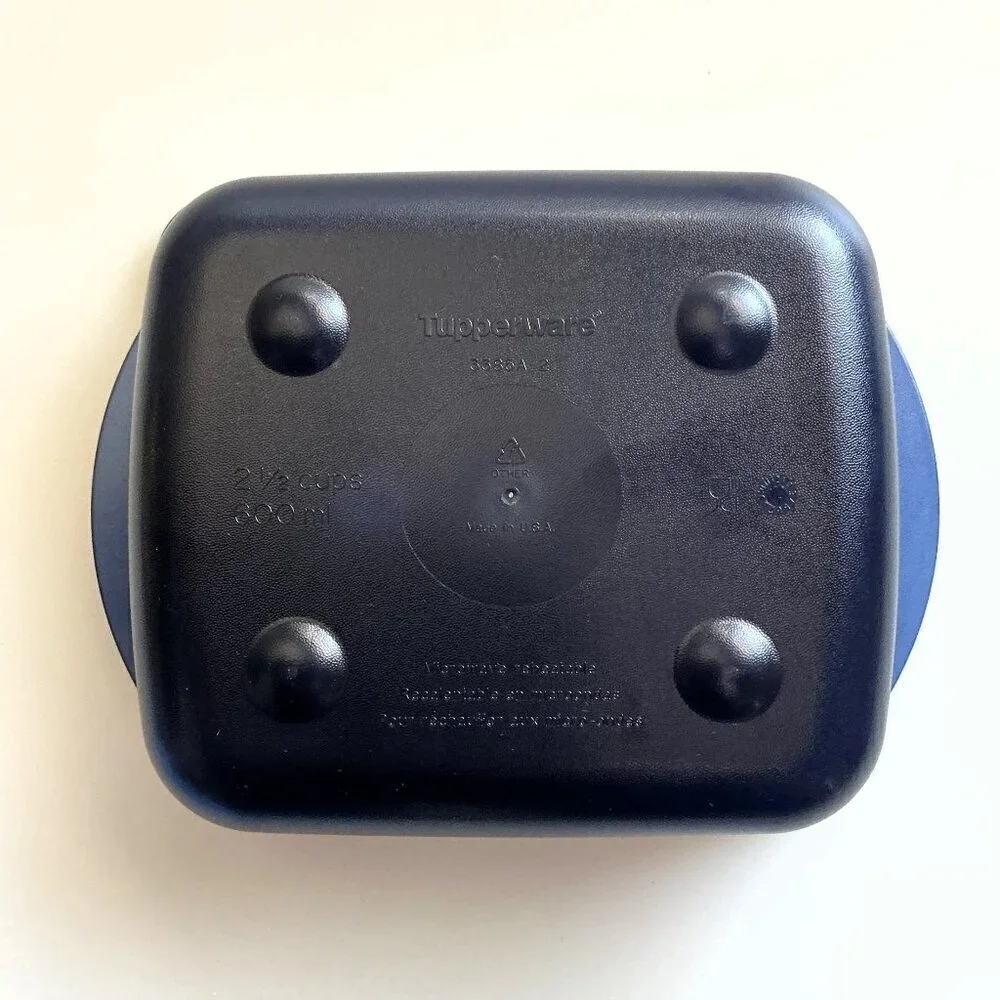 TUPPERWARE VENT N SERVE WITH LID